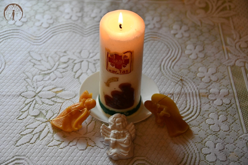 Ołtarzyk kolędowy, figury Aniołków przy zapalonej świecy