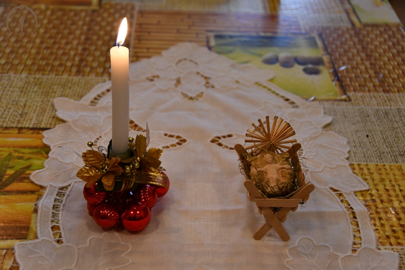 Ołtarzyk kolędowy, Dzieciątko Jezus w żłóbku, zapalona świeca
