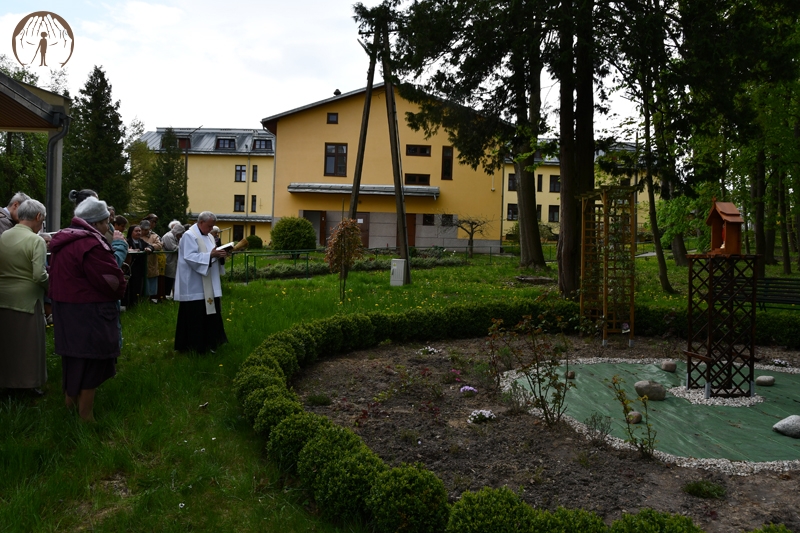 Ogród przy Soli Deo, ks. Antoni dokonuje aktu poświęcenia kaplicy Najświętszego Serca Jezusa w obecności Wspólnoty Domu Nadziei