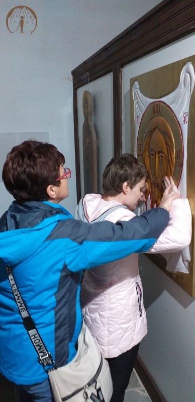 Sanktuarium Matki Bożej Kodeńskiej, p. Anna ogląda płasko rzeźbę twarzy Jezusa Chrystusa