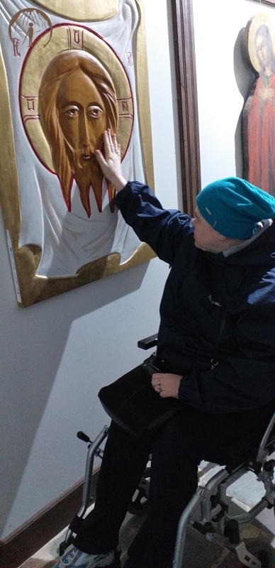 Sanktuarium Matki Bożej Kodeńskiej, p. Wioletta ogląda płasko rzeźbę twarzy Jezusa Chrystusa