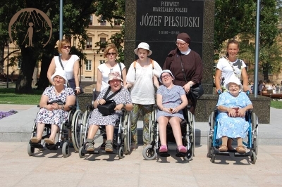 Mieszkanki i przewodnicy przed pomnikiem Józefa Piłsudskiego 