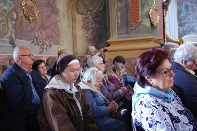 s. Dobromiła z Mieszkankami modlą się wśród pielgrzymów