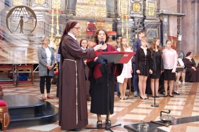 Lewa strona Prezbiterium, Młodzież i Siostry z Ośrodka Szkolno-Wychowawczego w Laskach prezentują montaż słowno-muzyczny pt. 