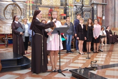 Lewa strona Prezbiterium, Młodzież i Siostry z Ośrodka Szkolno-Wychowawczego w Laskach prezentują montaż słowno-muzyczny pt. 