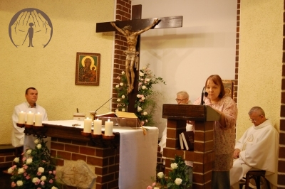 Msza Święta, czyta Pani Barbara, w tle siedzą Pan Piotr, ks. Juliusz, ks. Antoni