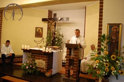 Msza Święta, czyta Pan Piotr w tle w prezbiterium siedzą: Pan Piotr, ks. Juliusz i ks. Antoni