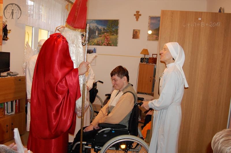 Dom Nadziei, świetlica skrzydła św. Barbary, Święty Mikołaj rozmawia z Panią Iwonką i s. Barbarą