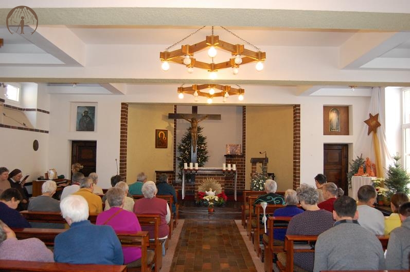 Kaplica w Domu Nadziei, zgromadzeni śpiewają kolędy przy akompaniamencie pani Danuty